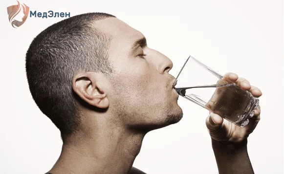 Мужчина пьет воду 